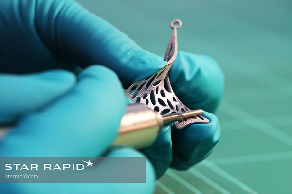 Polishing V. Nunes 3D printed earrings
