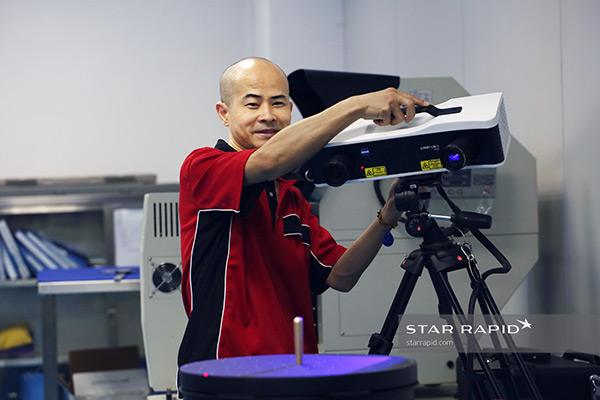 Technician at Star Rapid using Zeiss 3D LED scanner