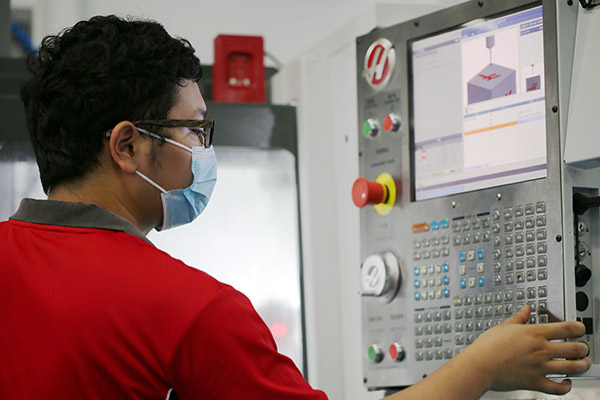 Star Rapid CNC milling machinist programs a job